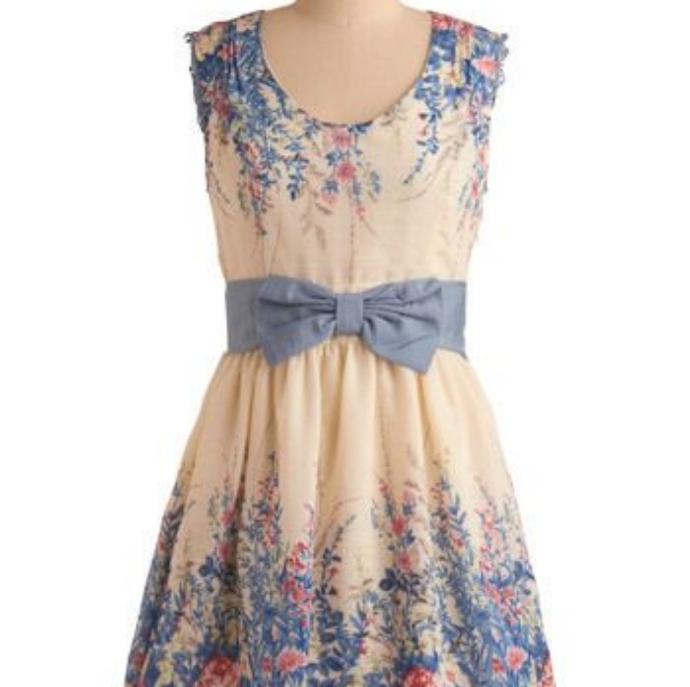 Sleeveless floral dress with bow
